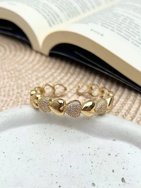 BRACELETE LISO CRAVEJADO VAZADO CORAÇÃO - SEMI JOIA