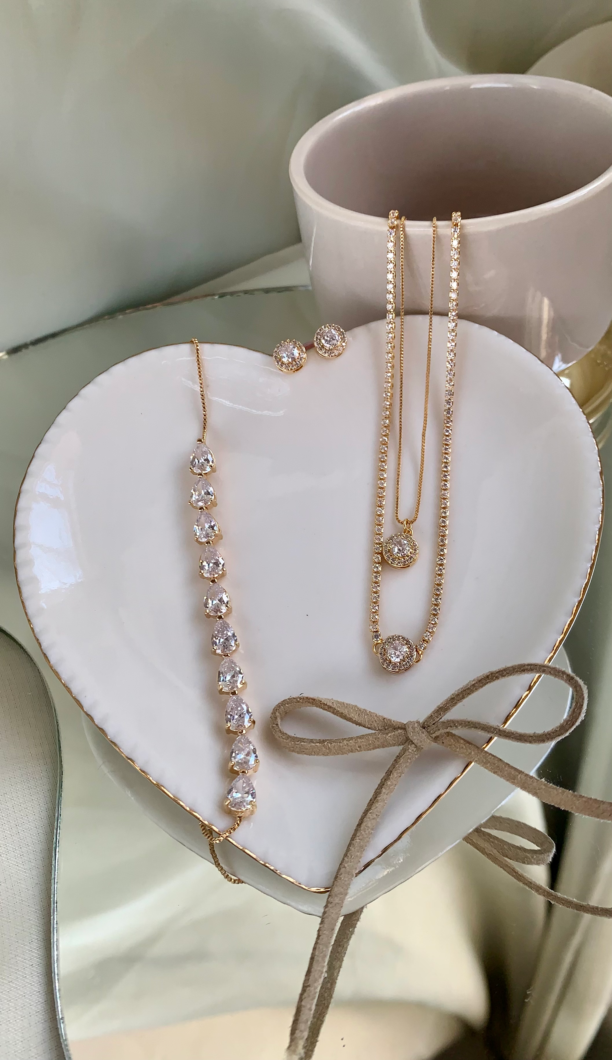 CONJUNTO CRAVEJADA FOLHEADA A OURO E PRATA