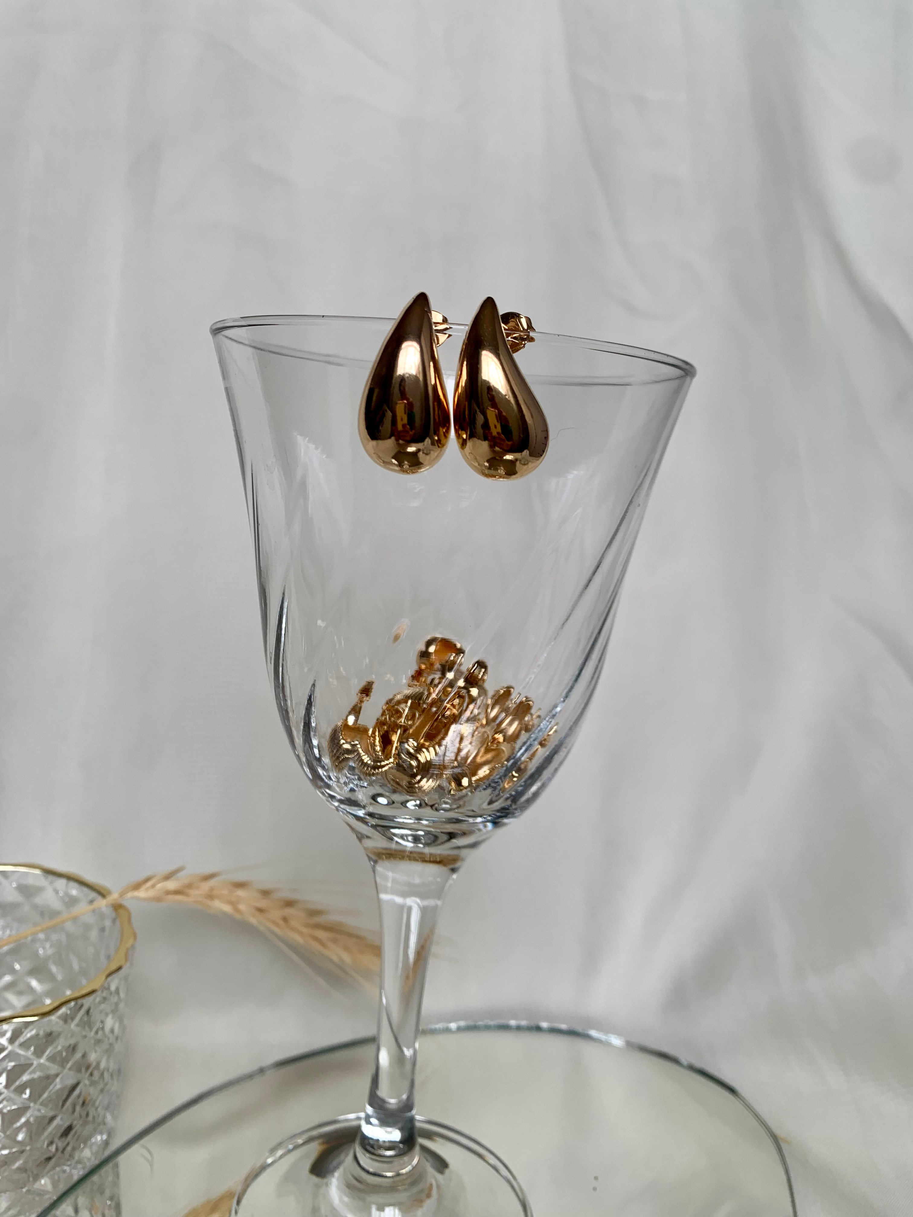 BRINCO VIRGULA LISA FOLHEADO