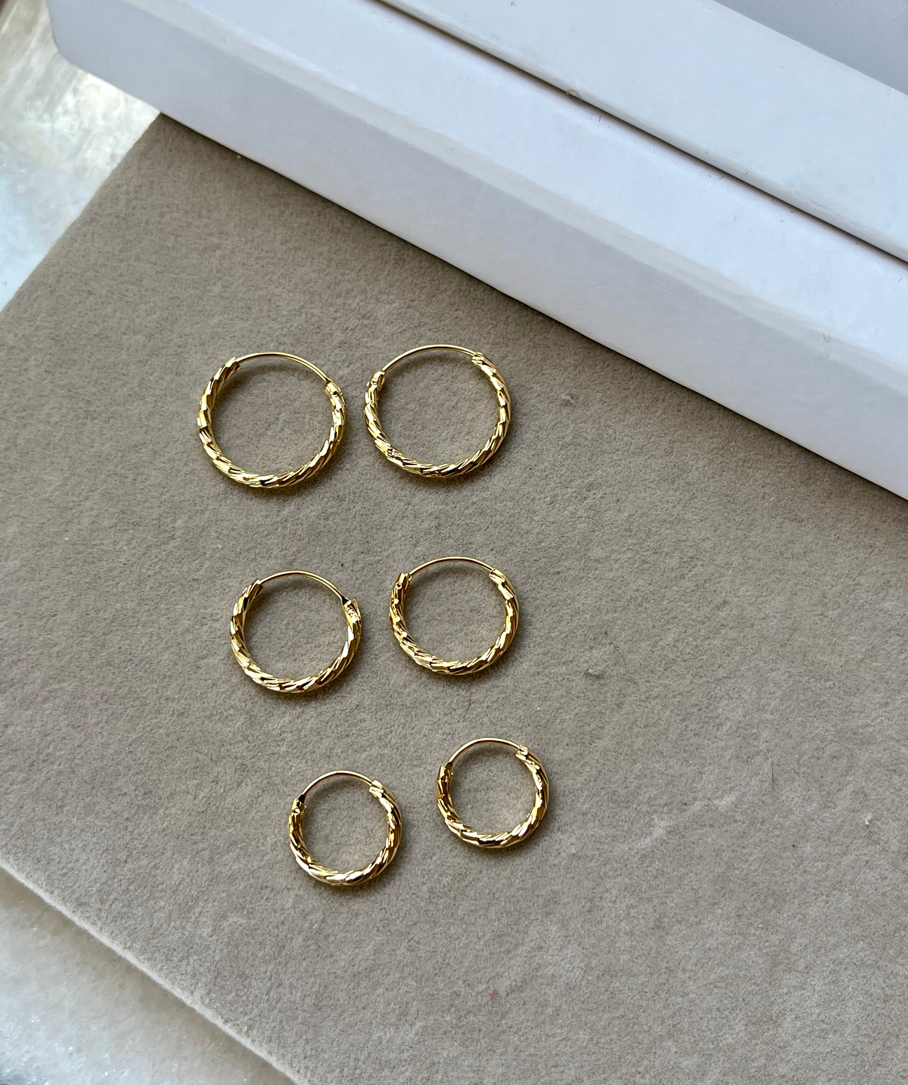 TRIO DE ARGOLAS DIAMANTADAS  - FOLHEADASDO A OURO  E A PRATA