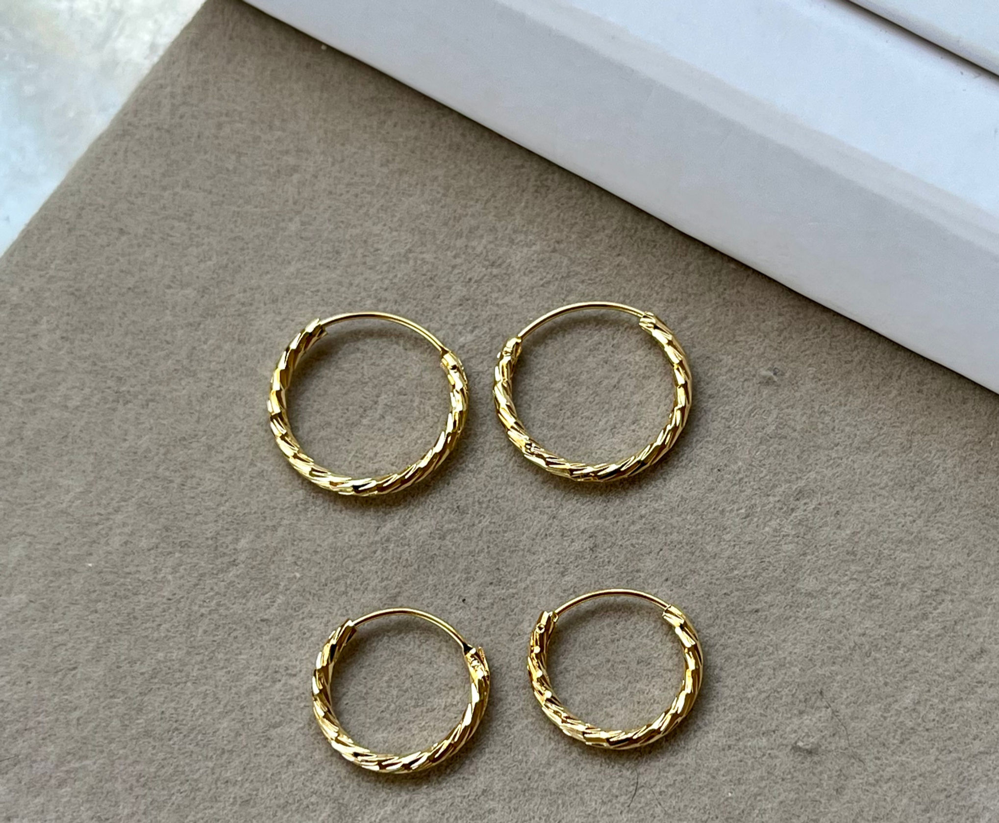 DUPLA DE ARGOLAS DIAMANTADAS - FOLHEADASDO A OURO E A PRATA