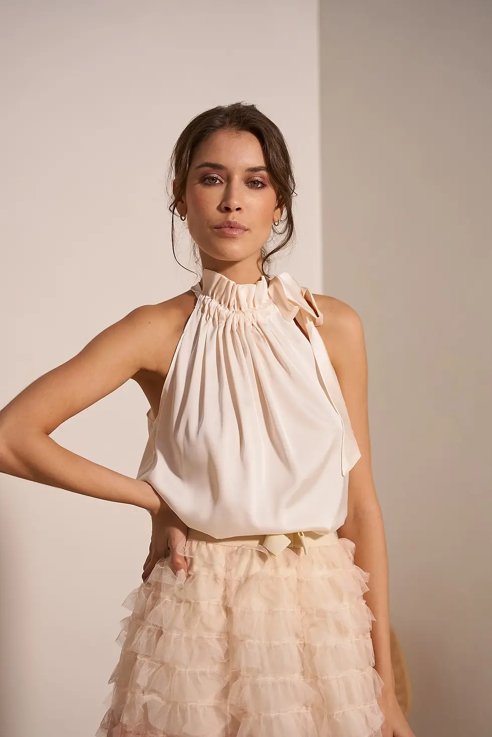 Miniaturbild: Satinierte Elisabeth-Bluse mit Schleife am Kragen