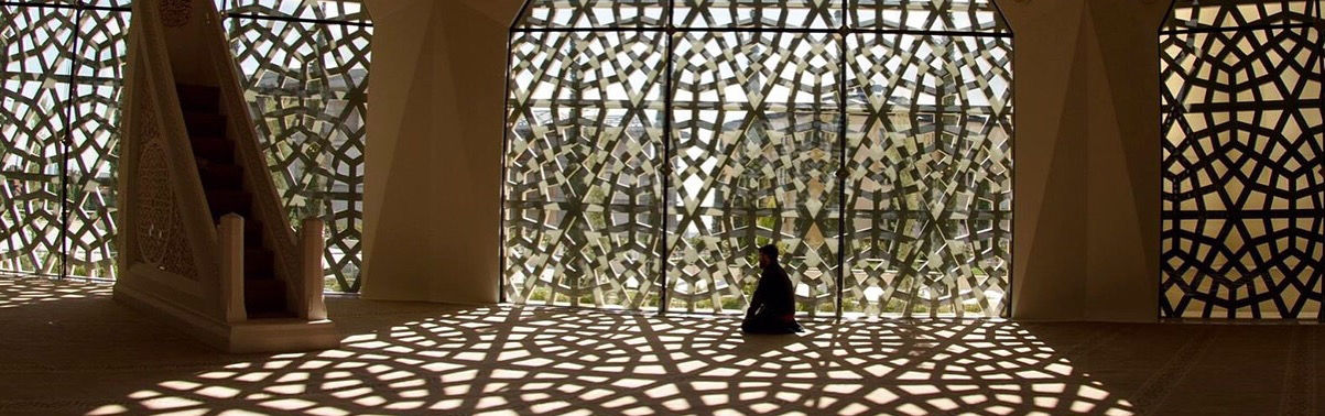 El orar en la mezquita