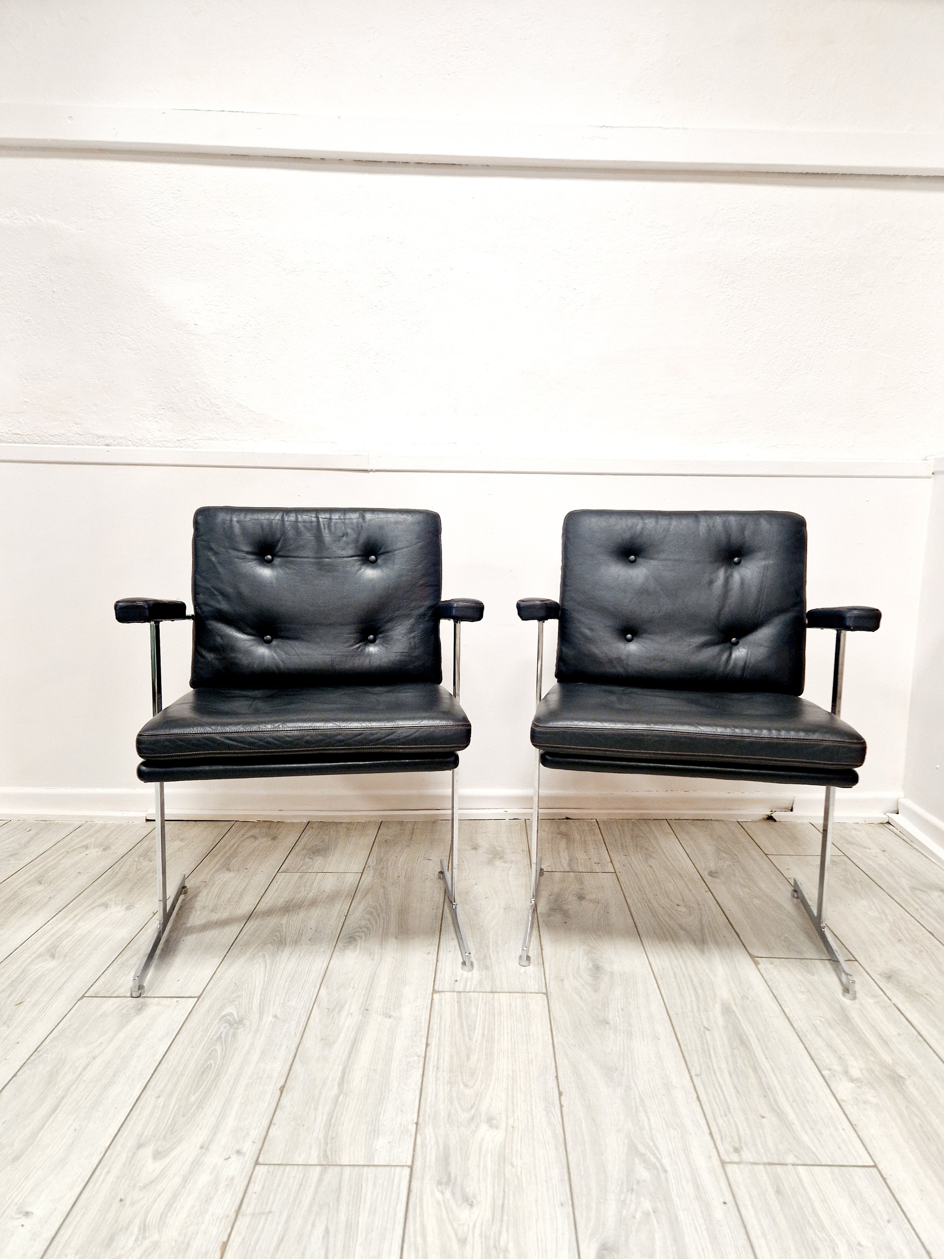 Pair of Mid Century Robin Day Hille Delphi Amchairs