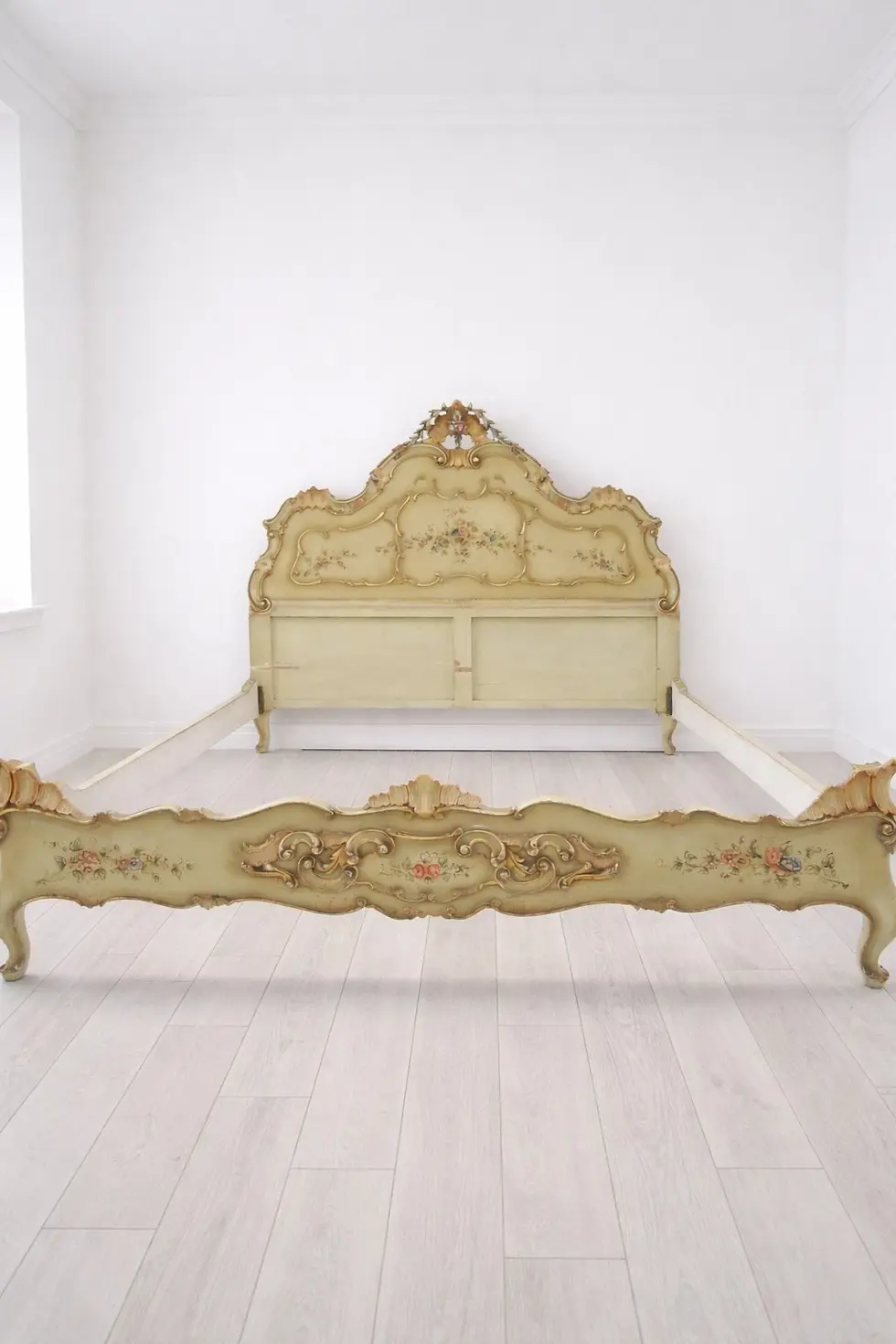 Miniature : Antique Bed King Size Venetian Style