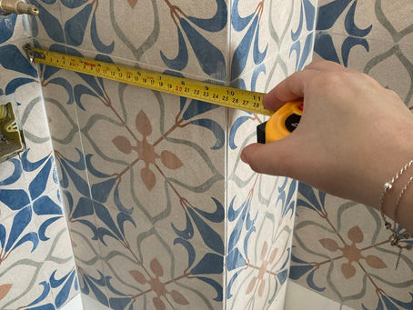 Medição de revestimento cerâmico com trena em obra residencial - planejamento e precisão na execução
