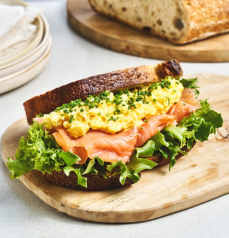 kreativcatering-pasmurt-sandwich-roktlaks-0182-1024x1024.jpeg