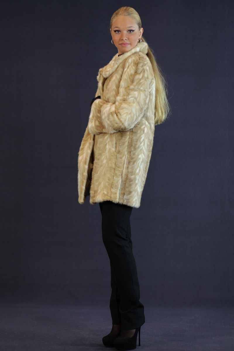 Thumbnail: Nr 393 - płaszczyk z norek ( kawałki )