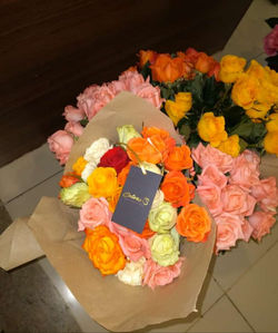 ramo de rosa de colores