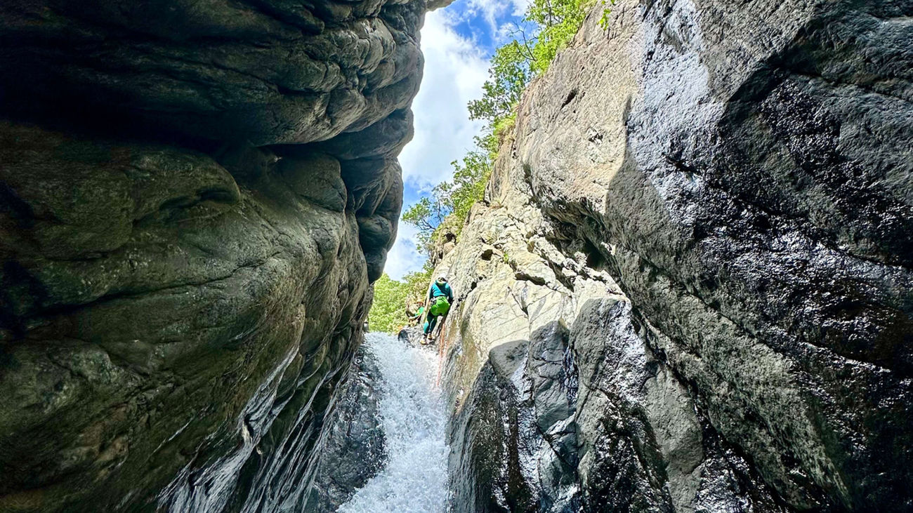 un partecipante svolge una calata su corda in una cascata impressionante del rio lerca ad Arenzano in Liguria