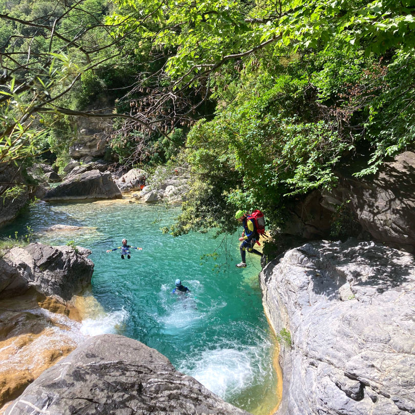 tuffo nelle acque cristalline del torrente rio Barbaira a Rocchetta nervina in Liguria. Tour guidato di canyoning per principianti alla ricerca di avventura