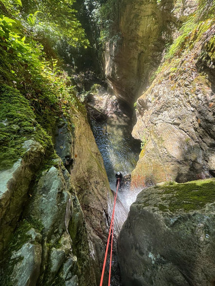 un partecipante effettua una discesa in corda nel rio selvano in toscana durante una discesa di canyoning