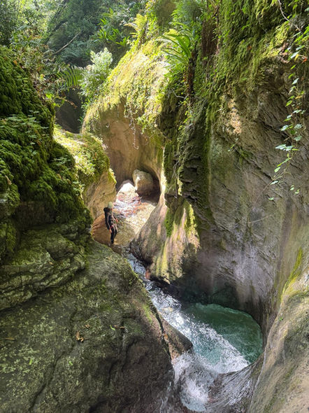 un partecipante salta nelle acque cristalline del rio selvano in toscana durante una emozionante discesa di canyoning