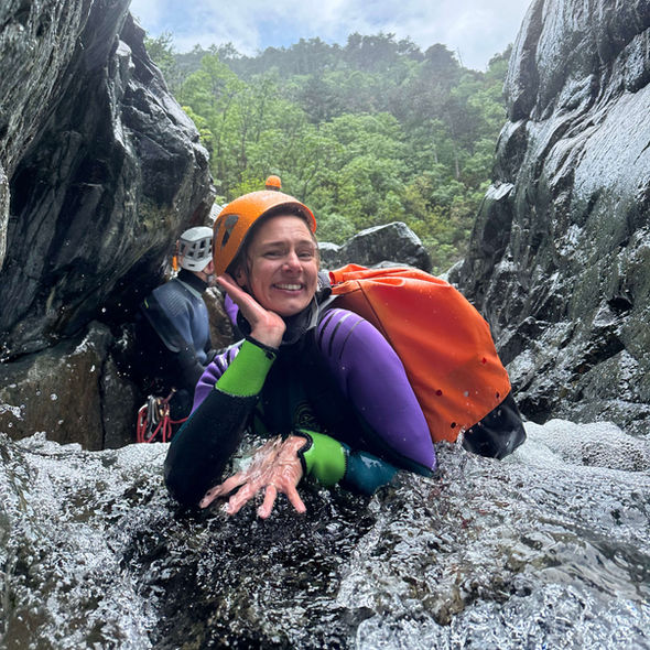 un gruppo di ragazze festeggia un addio al nubilato con un tour di canyoning nel rio lerca ad Arenzano