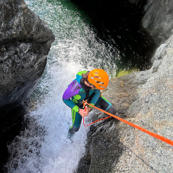un partecipante è alle prese con una calata su corda in una cascata del rio lerca in Liguria vicino ad Arenzano, durante un tour guidato di canyoning