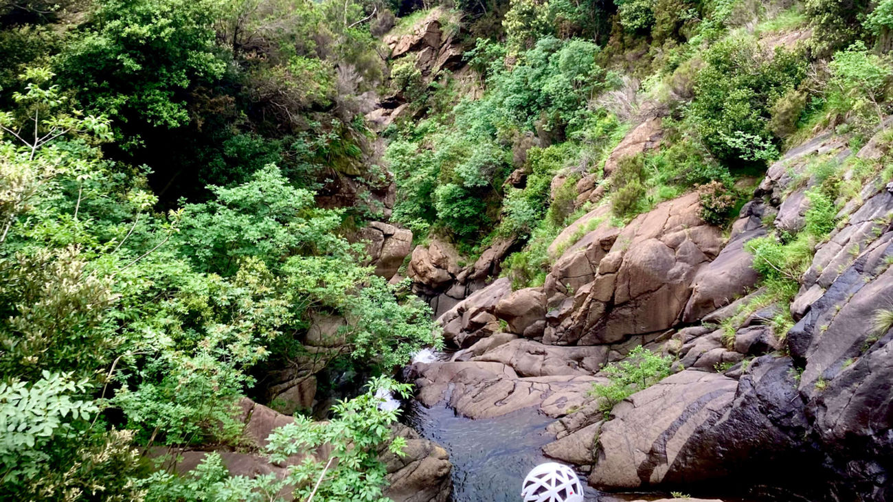 canyoning in Liguria per esperti. tour di torrentismo adrenalinico con calate su corda tuffi e scivoli naturali