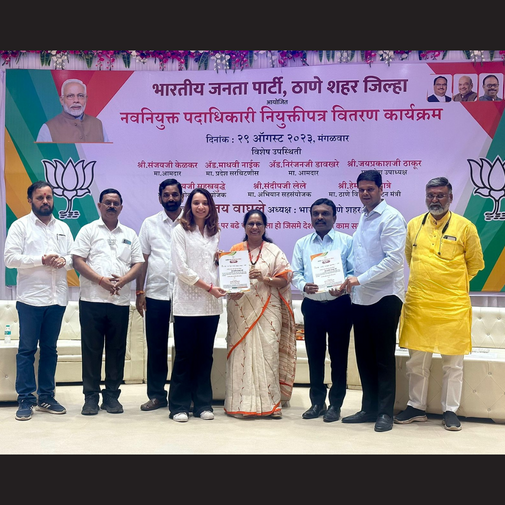 Dr. Heta Thakkar with Shri Sanjay Waghule, Niranjan Davkhare, Sandeep Lele, Madhavi Naik.