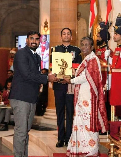 Shri Shubham Vanmali receiving Tenzing Norgay National Adventure Award ,2021 from President Droupadi Murmu.