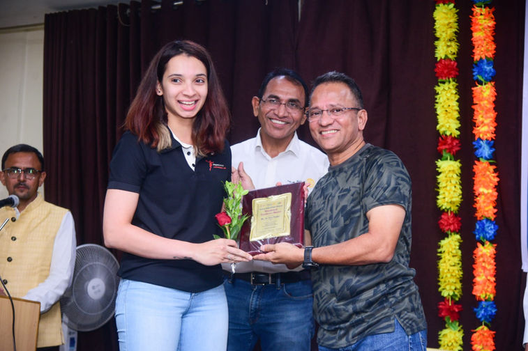 Dr. Heta Thakker received Vocational Excellence Award from Satish Gujaran Sir on behalf  of Rotary Club of New Kalyan on 8th January , 2023
