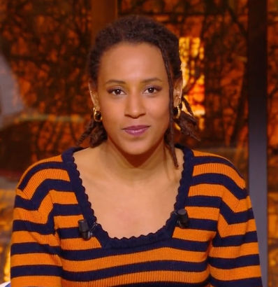 Camille Diao porte le pull encolure trapèze MAMA Série Originale dans l’émission C ce soir du 28/03. 