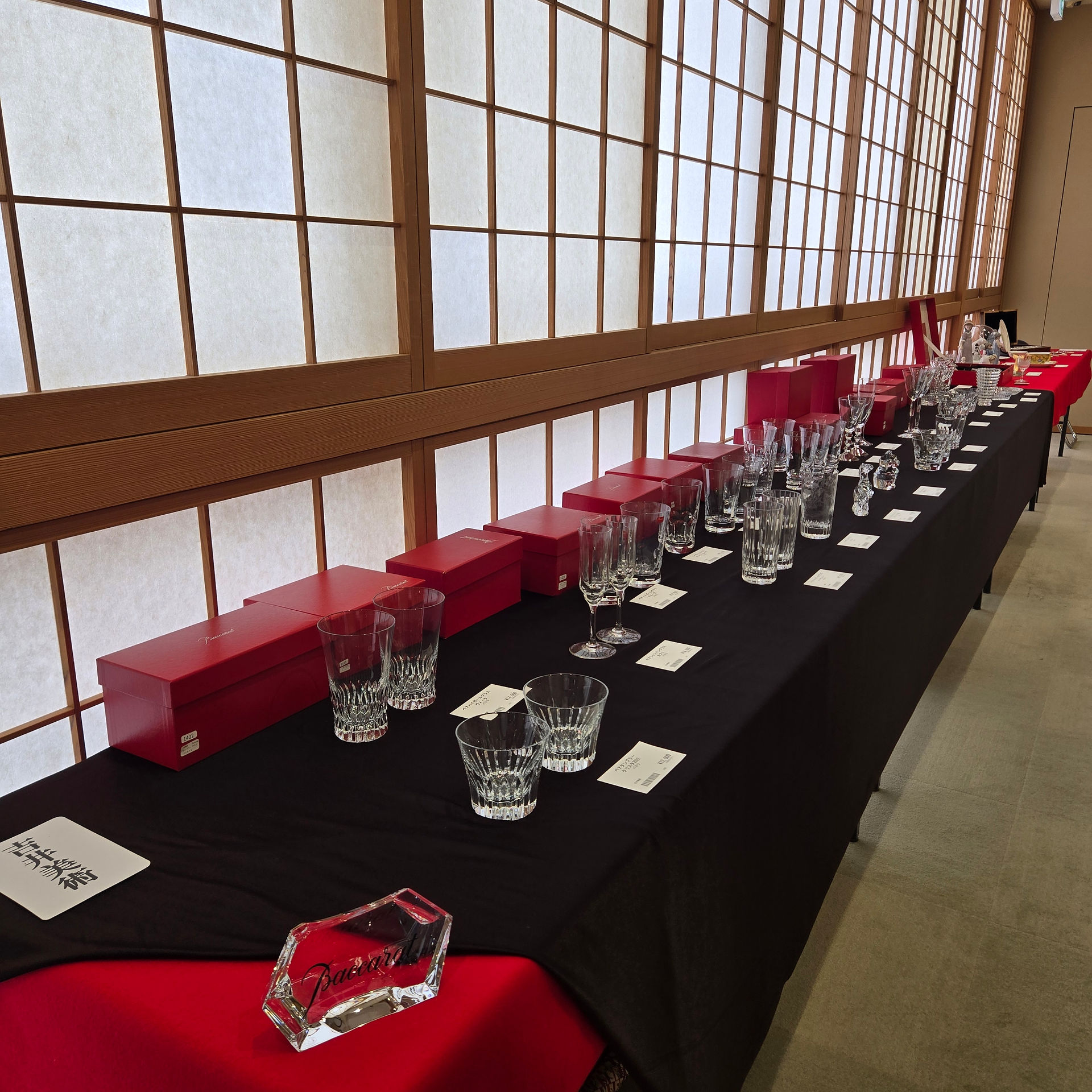 吉井美術　展示写真　バカラクリスタルの食器が並んでいる