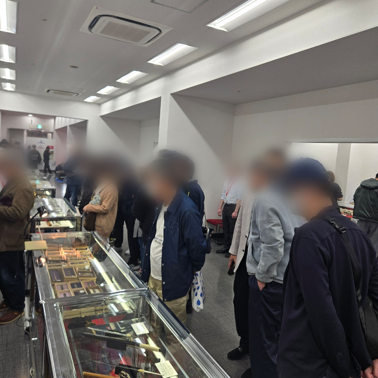会場写真　お客様が大勢廊下にひしめき合っている
