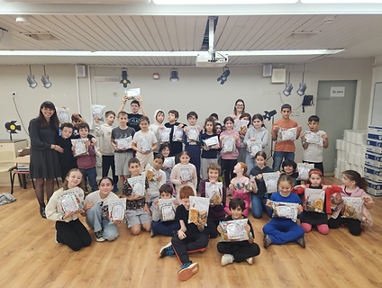 תלמידים עם שקיות מתנה, אופירה נבון כפר סבא