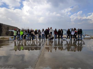 תלמידות ותלמידים בכיתה יב' ליד הים