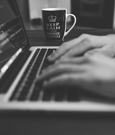 Laptop zum Schreiben von Vorlagen für den Antrag auf Psychotherapie und Verhaltenstherapie