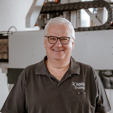 Bild Mitarbeiter vor CNC-Fräsmaschine