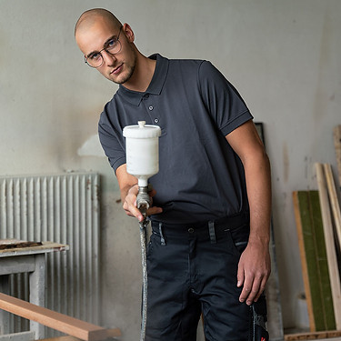 Bild Mitarbeiter mit Lackierpistole