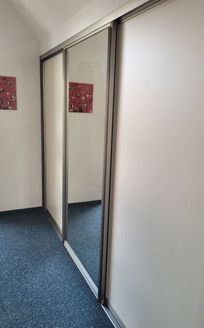 Schiebetürschrank mit Spiegel