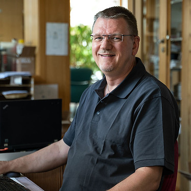 Bild Mitarbeiter am Schreibtisch
