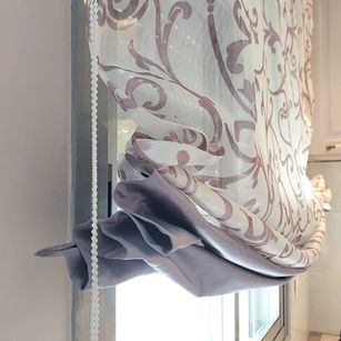 וילונות מעוצבים מבדים אירופאיים.
עיצוב פנים Liz Kriman