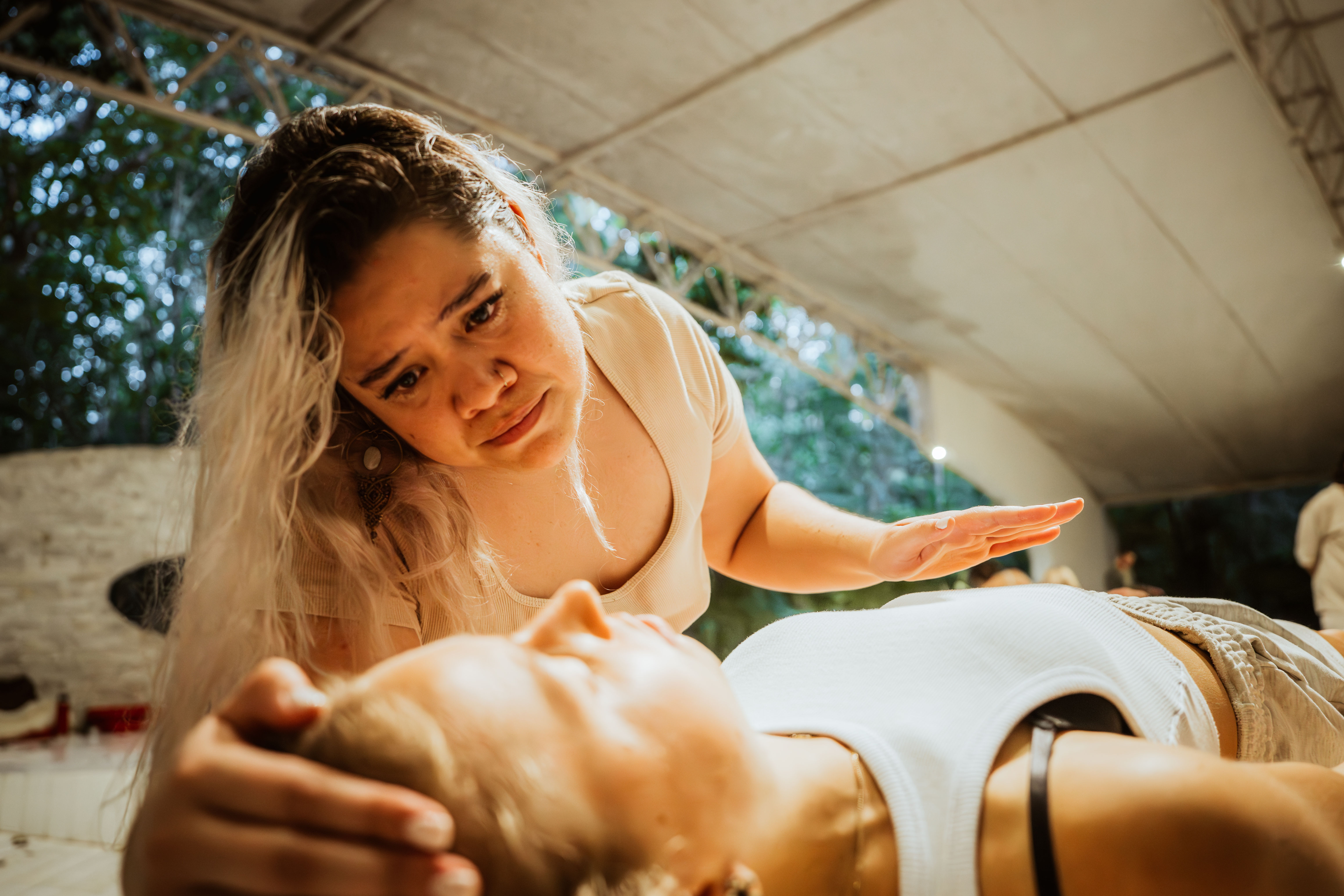 Neo Emotional Release, sesión terapéutica de liberación emocional, terapia Tulum healing session psychosomatics   