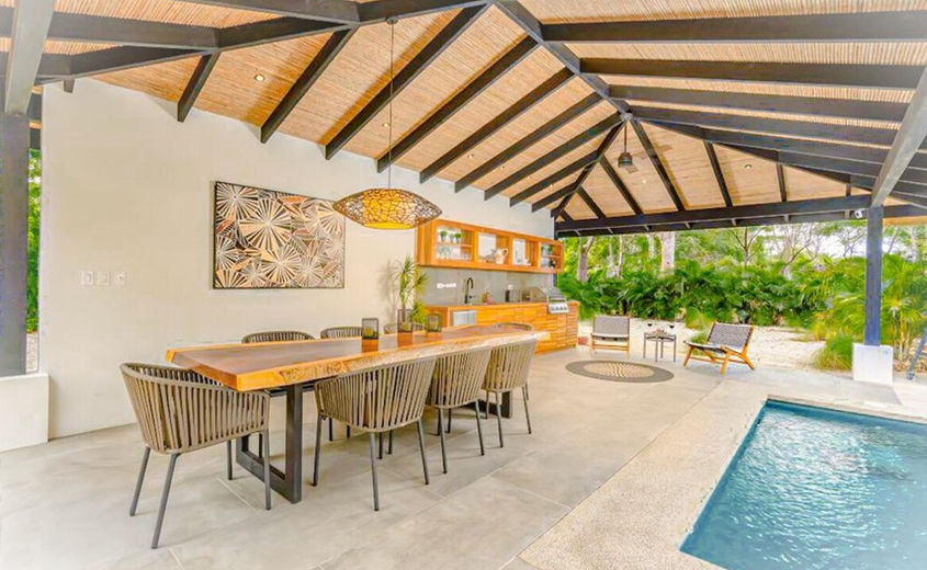 Casa Oasis outdoor dining