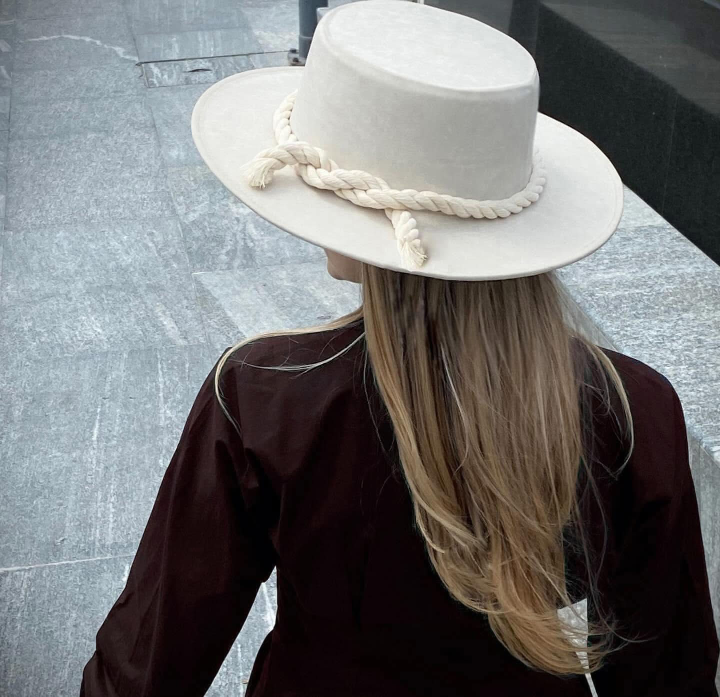 Chapeau Cordobés Arena – Élégance Structurée en Suédine