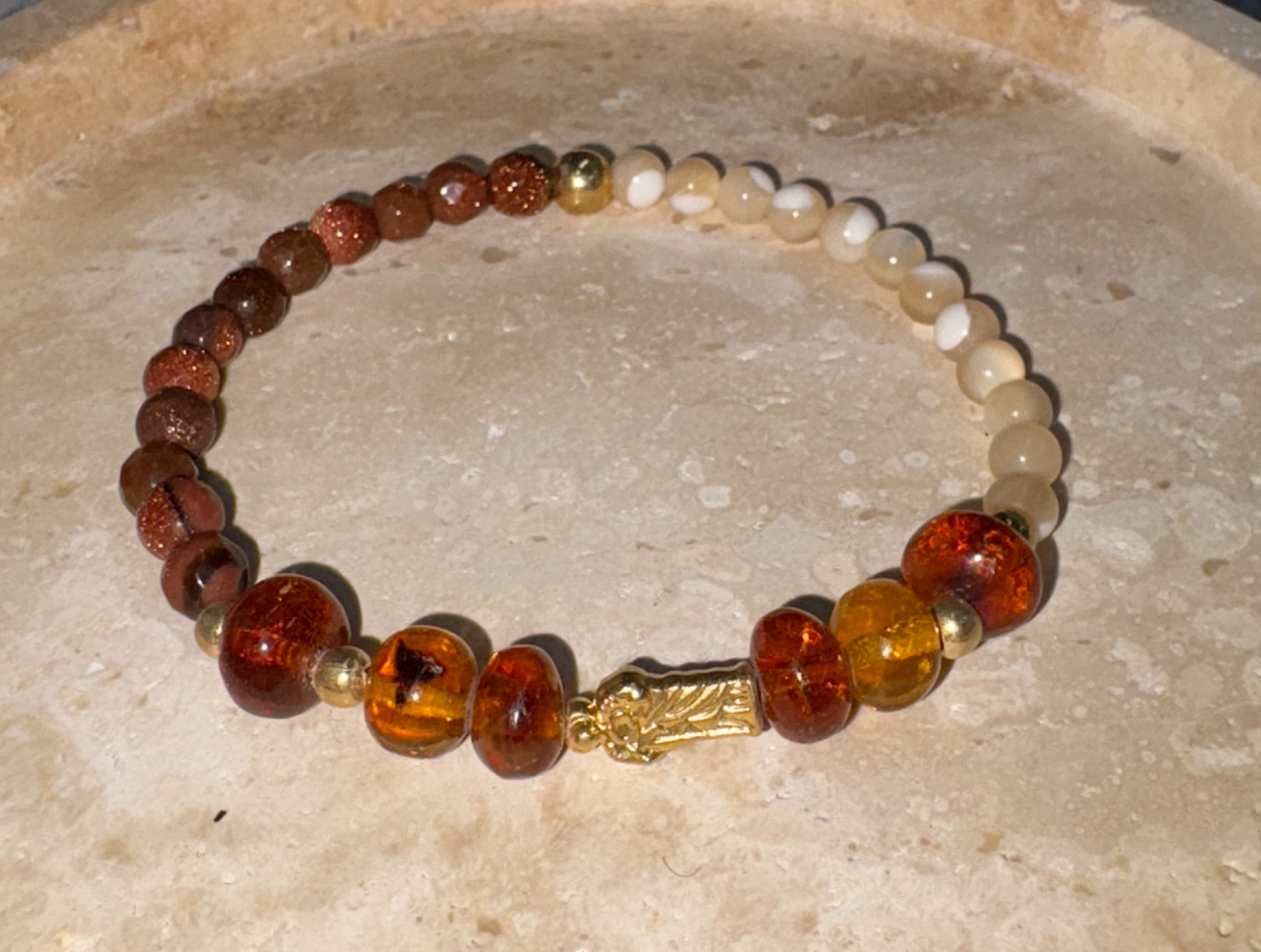 Bracelet Amanecer Bendito – Nacre, Ambre solaire & Sandstone étoilée