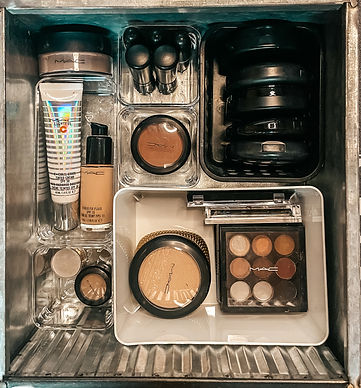 Make-up in Schublade ordentlich