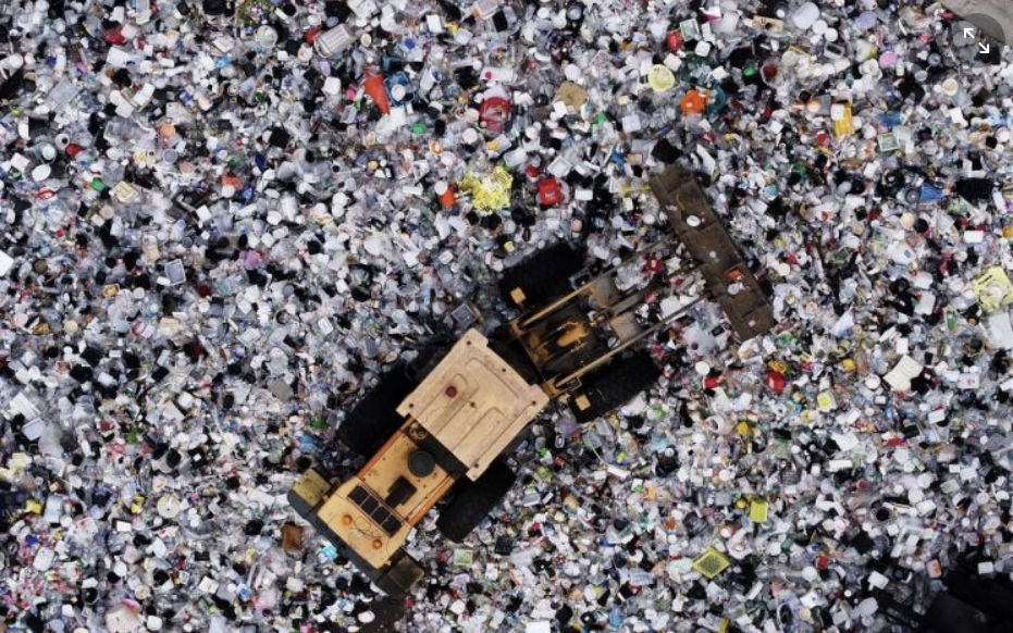 직매립 금지로 재활용 순환 정책이 시급하다. 수원시 자원순환센터. 사진 연합뉴스