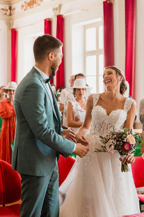 couple de mariés à la mairie