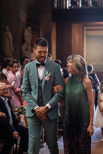 maman et marié à l'église