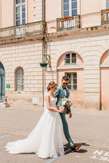 mariés arrivant au mariage