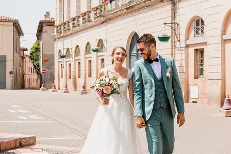 mariés devant la mairie de l'isle jourdain
