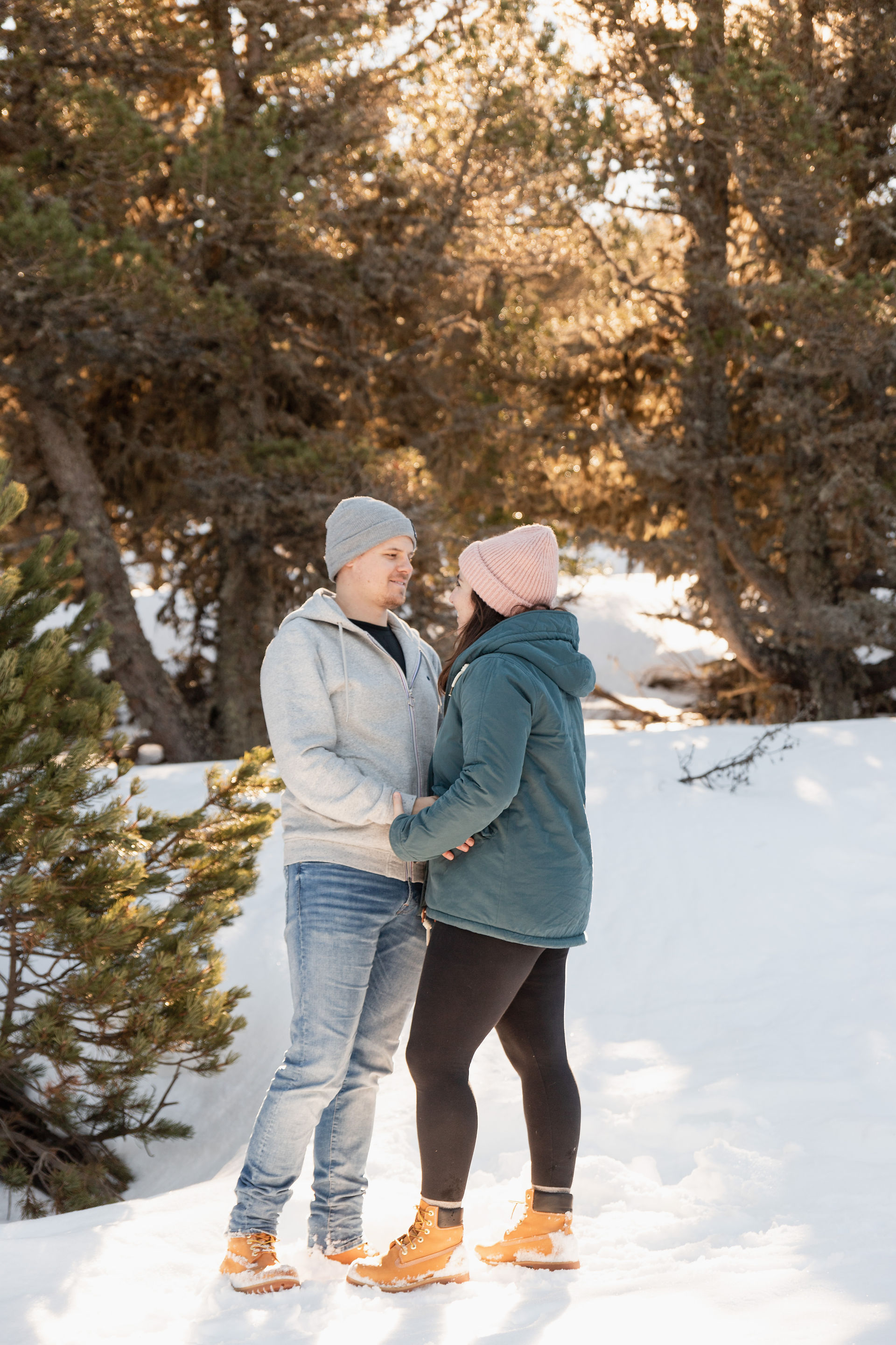 séance photo de couple dans la neige