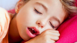 Dormir com a boca aberta pode causar alterações dentárias