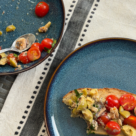 SKIN FOODS: HOT GIRLS EAT SARDINES