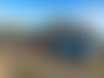 Une charrette en bois sur un tracteur