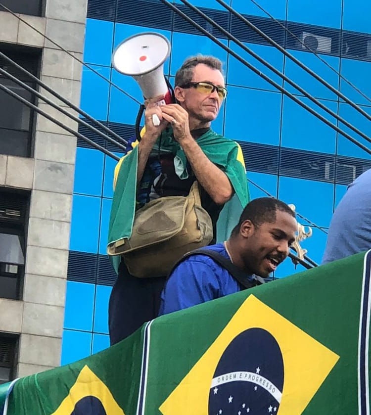 OS LAZARENTOS DE ESQUERDA  