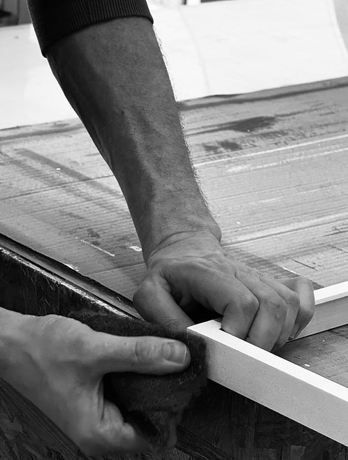 The framing artist working on a HRÈ artwork piece